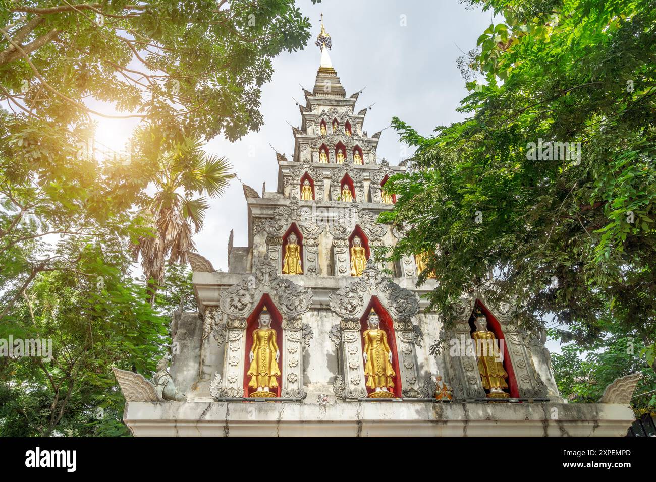 La Pagoda Bianca in un tempio buddista, Xishuangbanna, provincia meridionale dello Yunnan, Cina Foto Stock