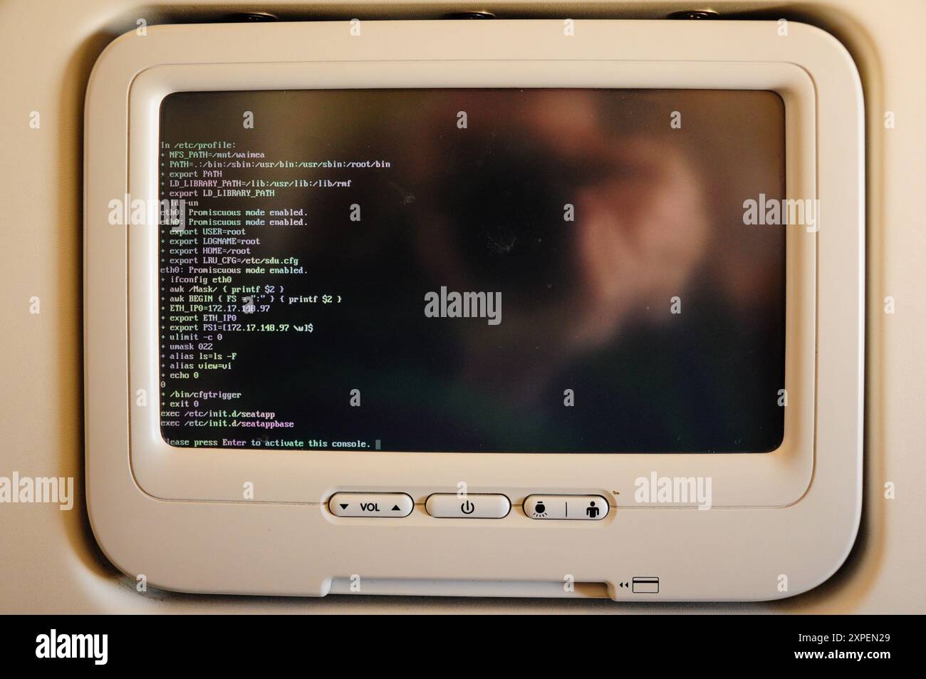 Schermata della console dell'aereo passeggero che visualizza il terminale Linux. Foto Stock