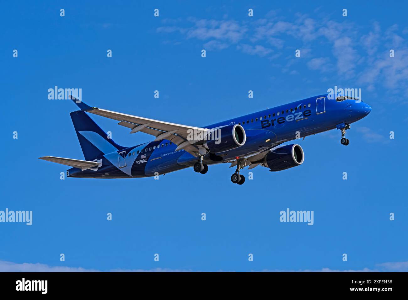 Aeroporto internazionale Sky Harbor 8-4-24 Phoenix, AZ USA Breeze Airways Airbus A220-300 N216BZ arrivo all'aeroporto internazionale Sky Harbor 8 Foto Stock