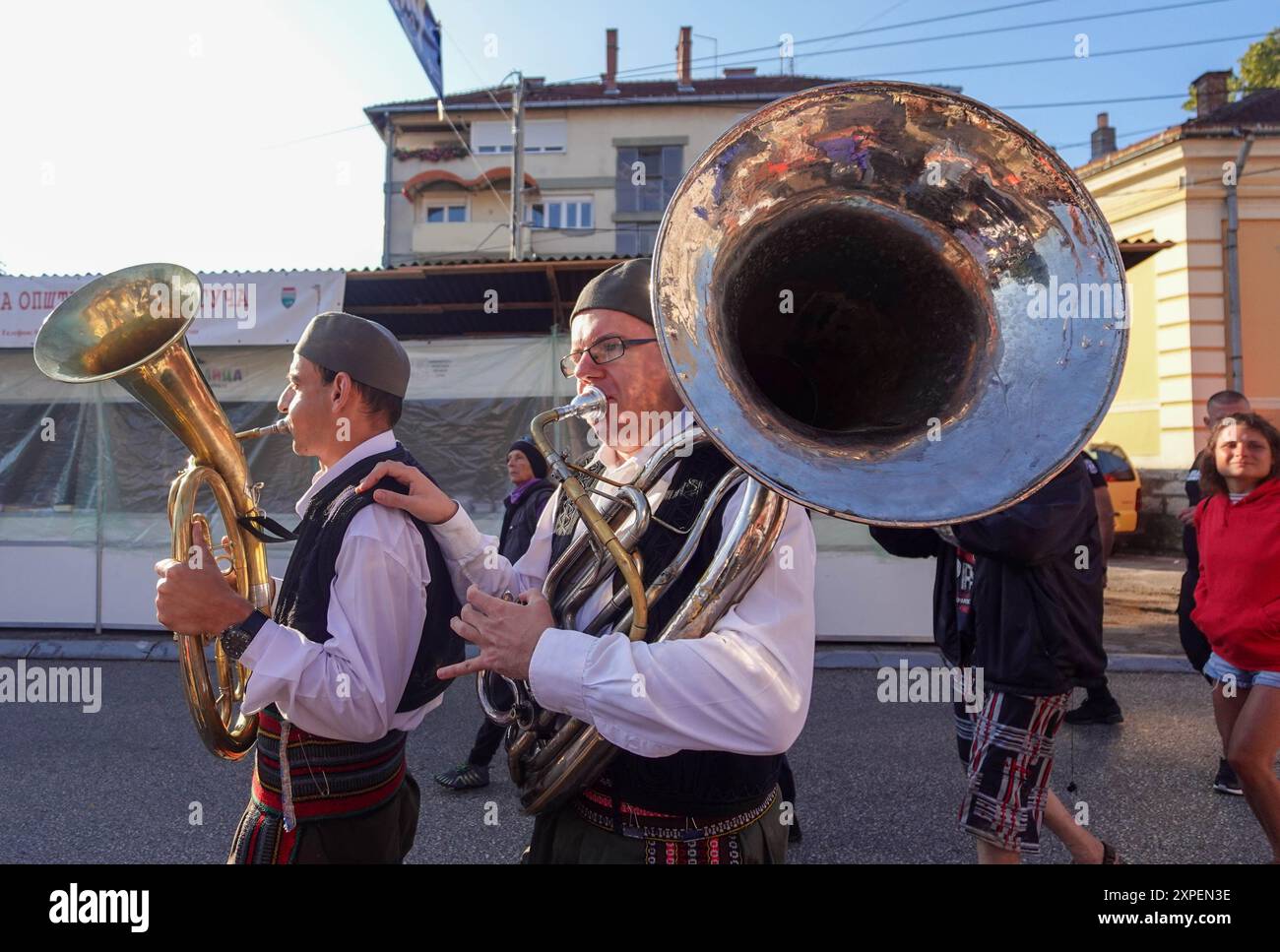 Guca. 4 agosto 2024. I trombettisti si esibiscono nelle strade durante il 63° Guca Trumpet Festival nel villaggio di Guca, Serbia, il 4 agosto 2024. PER ANDARE CON 'caratteristica: Musica e cucina tradizionale serba in mostra al festival della tromba di Guca' credito: Chen Ying/Xinhua/Alamy Live News Foto Stock