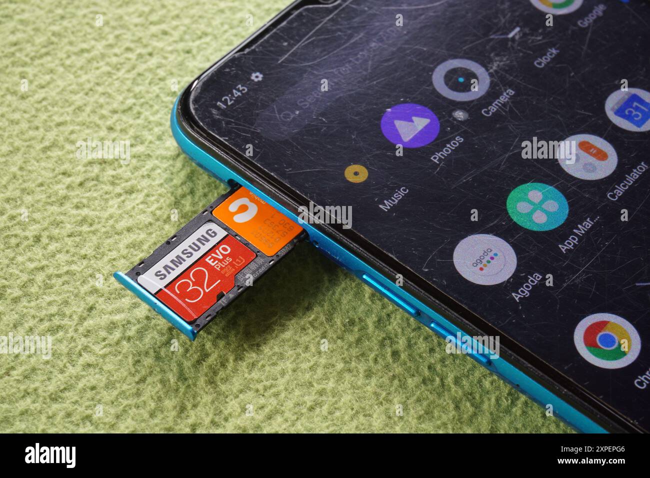 Terengganu, Malesia - 23 agosto 2024 : primo piano di disinserire il vassoio sim dai telefoni. Scheda microsd Samsung e sim prepagata umobile sul vassoio Foto Stock