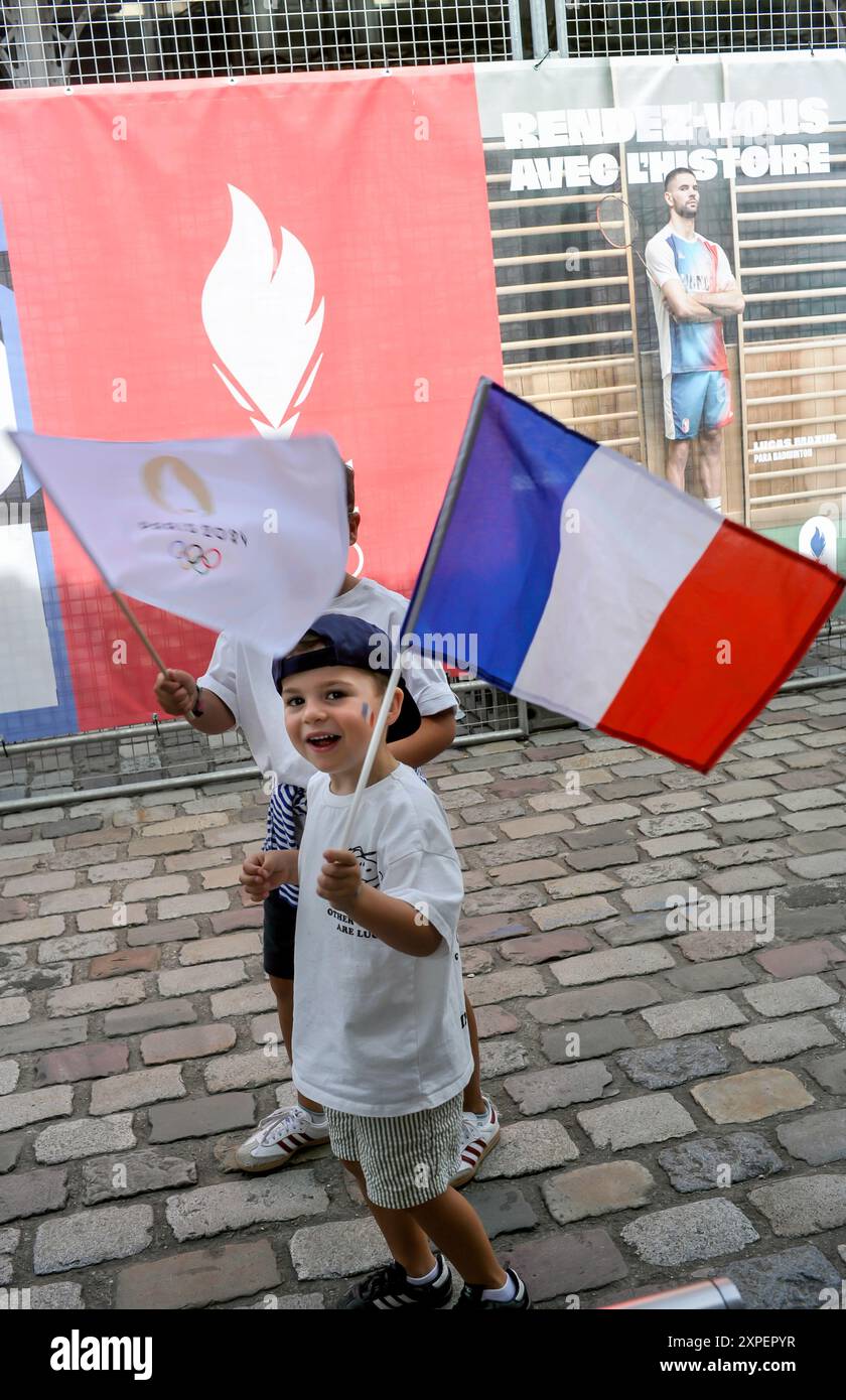 FRANCIA. PARIGI (75) 19° ARRONDISSEMENT. PARC DE LA VILLETTE. BAMBINI IN CODA FUORI DAL CLUB FRANCE DURANTE LE OLIMPIADI DI PARIGI 2024 Foto Stock