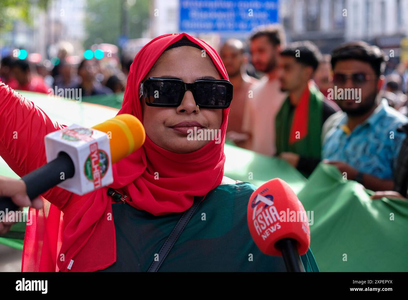 Londra, Regno Unito, 5 agosto 2024. La comunità anglo-bengalese ha celebrato la notizia delle dimissioni del primo ministro Sheikh Hasina, ad Altab Ali Park, East London. Le proteste studentesche nel paese dell'Asia meridionale per le quote di lavoro del servizio civile per coloro che hanno partecipato alla guerra di liberazione del 1971, hanno portato a una crescente insoddisfazione nei confronti della leadership della signora Hasina. Credito: Fotografia dell'undicesima ora/Alamy Live News Foto Stock