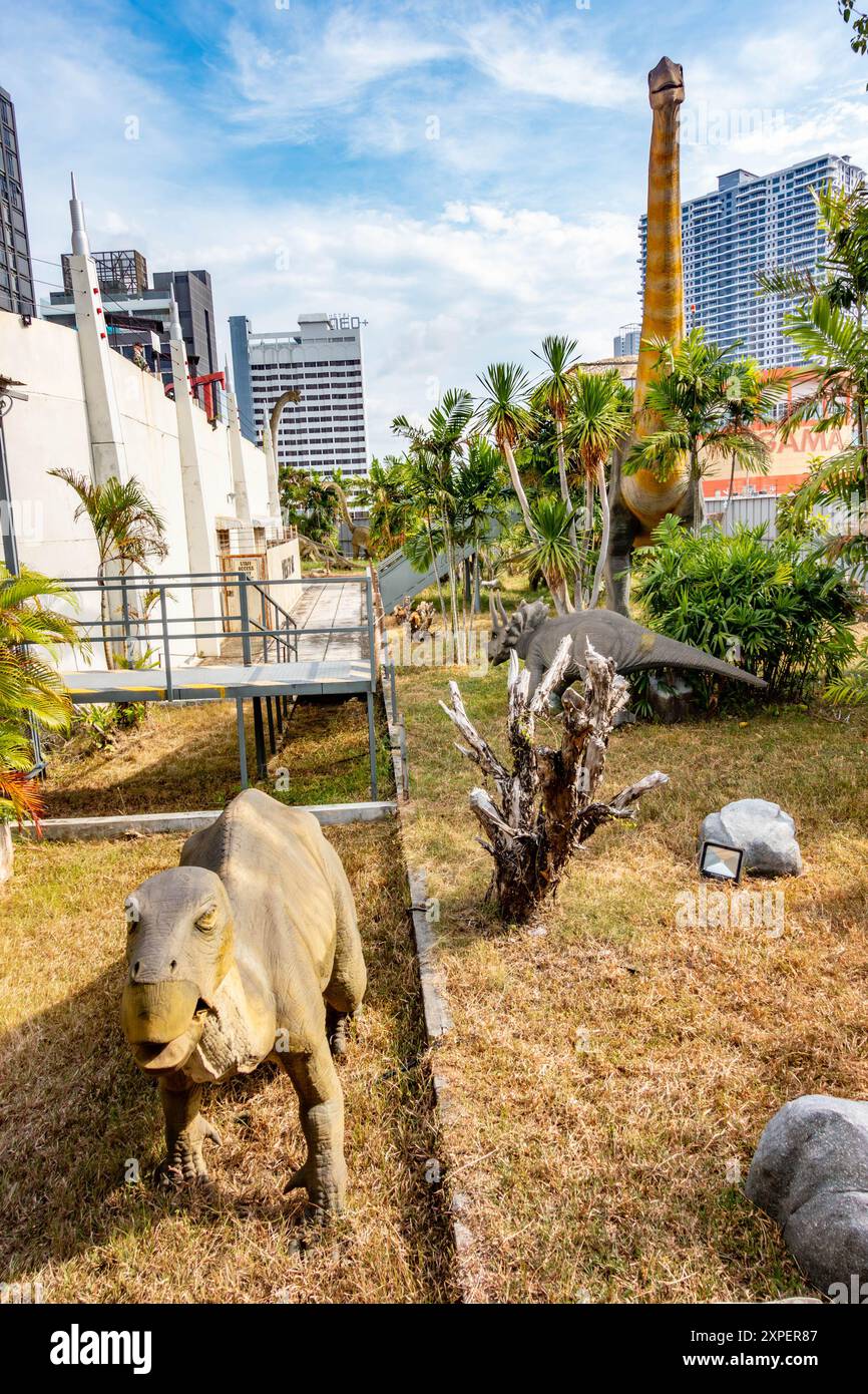 Modellini di dinosauri al Jurassic Research Center di Penang nella Tomtar Tower, George Town, Penang, Malaysai Foto Stock