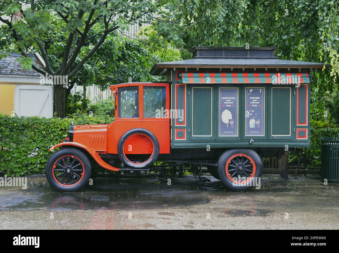 I Giardini di Tivoli si trovano vicino al Municipio e alla stazione centrale di Copenhagen, Danimarca, Scandinavia Foto Stock