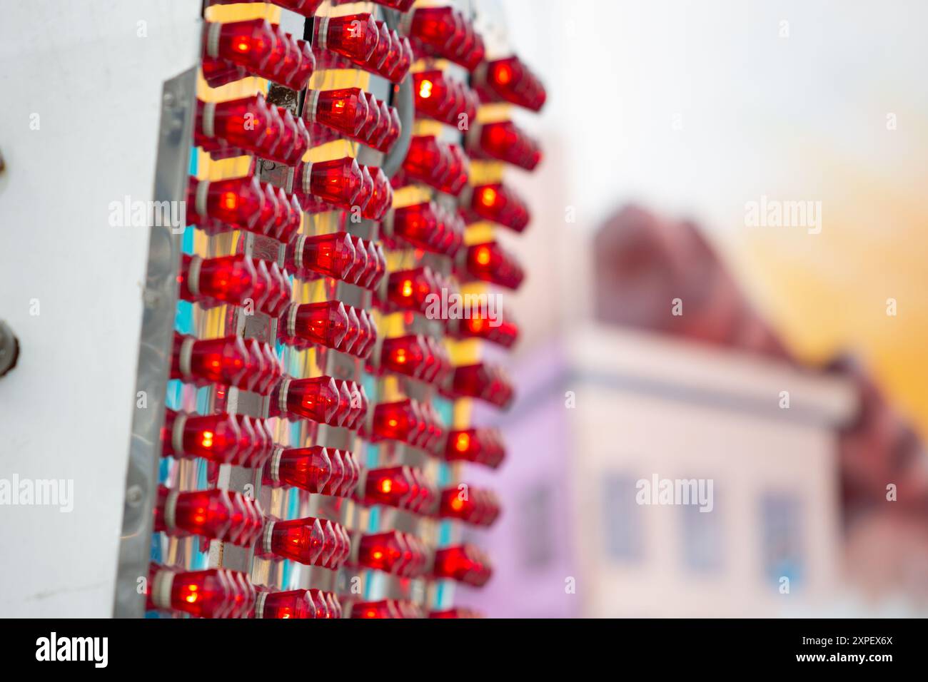 Una vista del design di una lampadina sul lato di un giro di carnevale. Foto Stock