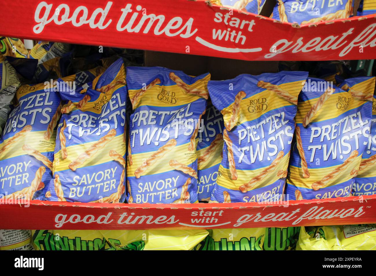 Los Angeles, California, Stati Uniti - 09-13-2021: Una vista di diverse borse di Rold Gold pretzel twist, in mostra in un grande negozio di alimentari locale. Foto Stock