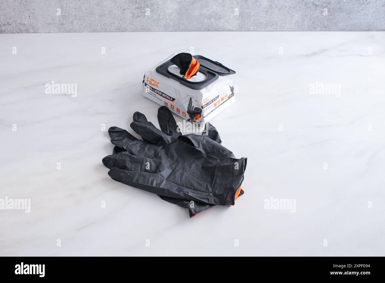 Los Angeles, California, Stati Uniti - 10-25-2021: Una vista dei guanti in nitrile nero HDX. Foto Stock