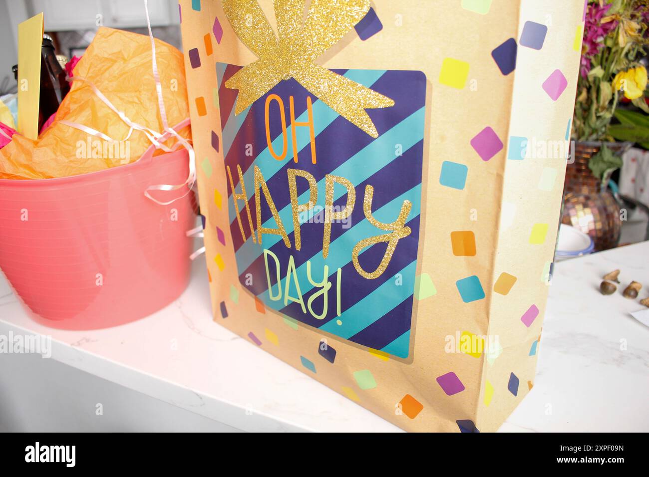 Una vista di una borsa regalo di compleanno che dice Oh Happy Day. Foto Stock