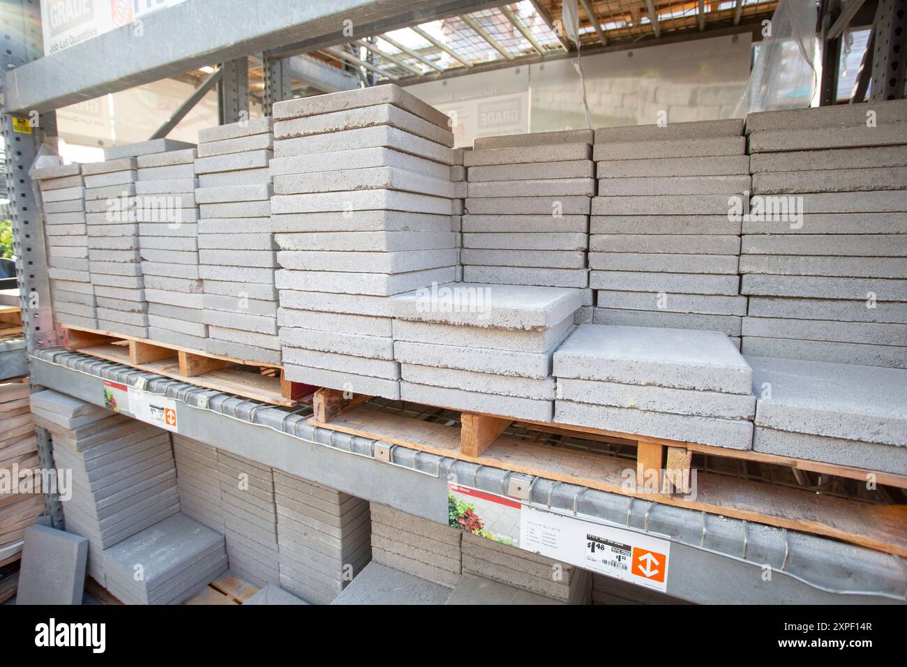 Los Angeles, California, Stati Uniti - 10-25-2021: Una vista di una varietà di pietre di design del patio, viste in un negozio di articoli per la casa locale. Foto Stock