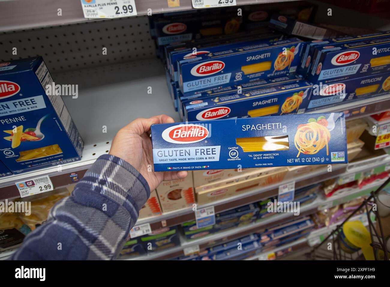 Los Angeles, California, Stati Uniti - 03-01-2022: Vista di una mano che regge un pacchetto di spaghetti senza glutine Barilla. Foto Stock