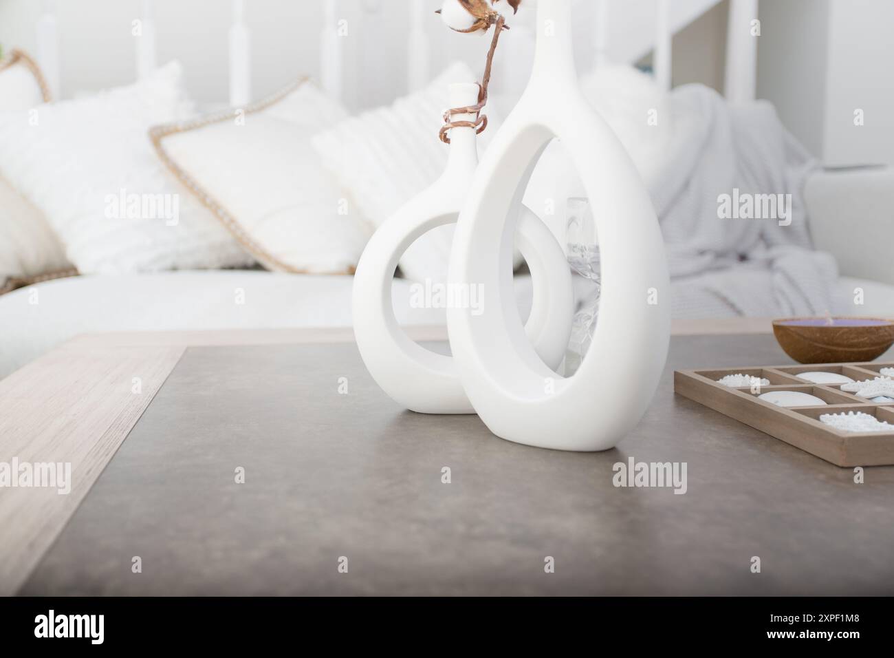 Soggiorno dal design moderno con tavolino da caffè e divano. Foto Stock