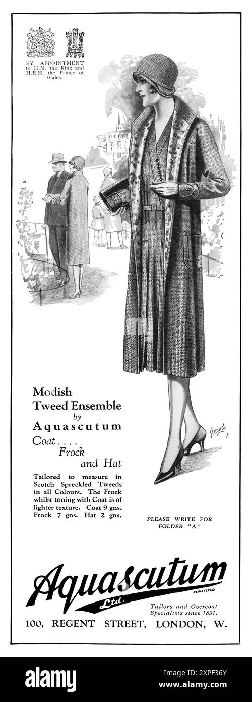 1930 pubblicità britannica per abiti da donna all'Aquascutum, che mostra un insieme di cappello, abito e cappotto in tweed. Foto Stock