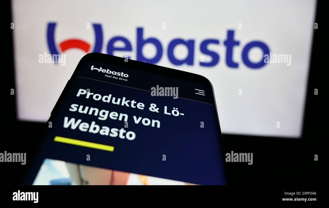 Telefono cellulare con sito web dell'azienda automobilistica tedesca Webasto se davanti al logo aziendale. Mettere a fuoco in alto a sinistra sul display del telefono. Foto Stock