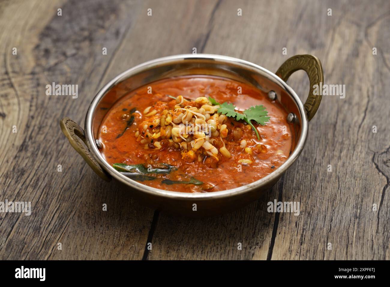 Matki usal (curry di fagioli di falena germogliati), cucina maharashtriana indiana Foto Stock