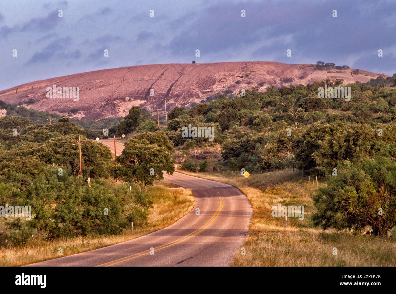 Main Dome all'alba, vista dalla FM-965 Road, Enchanted Rock State Natural area, in Hill Country vicino Fredericksburg, Texas, USA Foto Stock