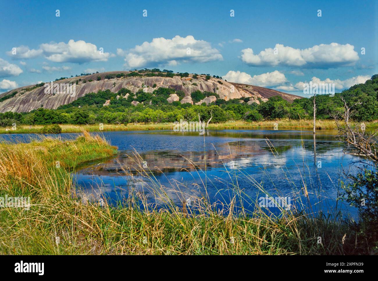 Lago Moss vicino al granito Main Dome, all'Enchanted Rock State Natural area, nel tardo pomeriggio, in Hill Country vicino a Fredericksburg, Texas, Stati Uniti Foto Stock