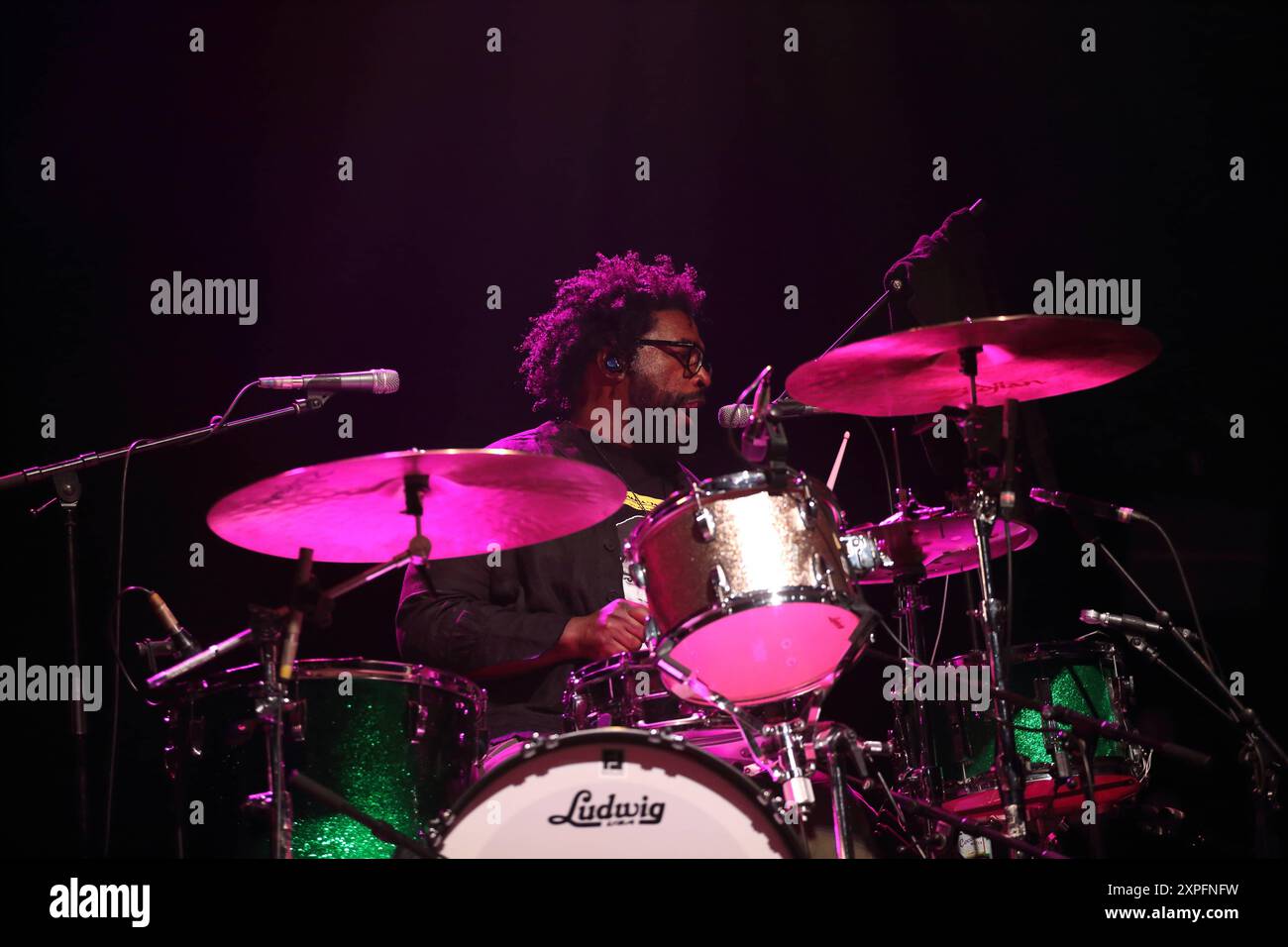 Ahmir Khalib Thompson alias Questlove von der Band The Roots bei einem Konzert in der Uber Eats Music Hall a Berlino, 5. Agosto 2024. The Roots Konzert Berlin *** Ahmir Khalib Thompson aka Questlove dalla band The Roots in un concerto alla Uber Eats Music Hall di Berlino, 5 agosto 2024 The Roots Concert Berlin Foto Stock