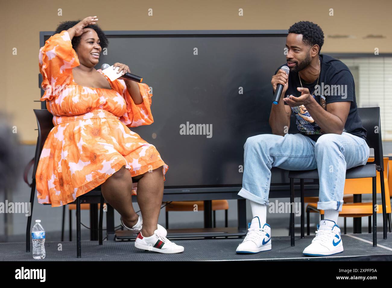 Tulsa, Stati Uniti. 5 agosto 2024. Crissle West modera il nuovo libro di Jay Ellis 'tutti avevano un amico immaginario (o solo io)? Adventures in Boyhood' durante il One Man Show di Jay Ellis alla Booker T. Washington High School di Tulsa, Oklahoma, il 5 agosto 2024. (Foto di Jay Wiggins/Sipa USA) credito: SIPA USA/Alamy Live News Foto Stock