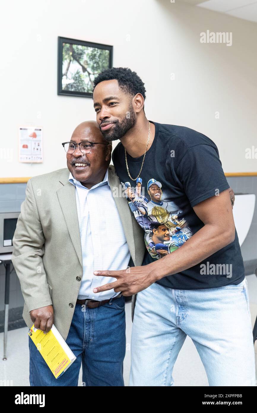 Tulsa, Stati Uniti. 5 agosto 2024. Jay Ellis reagisce dopo aver visto il suo insegnante di liceo Carl Williams durante il One Man Show di Jay Ellis alla Booker T. Washington High School di Tulsa, Oklahoma, il 5 agosto 2024. (Foto di Jay Wiggins/Sipa USA) credito: SIPA USA/Alamy Live News Foto Stock