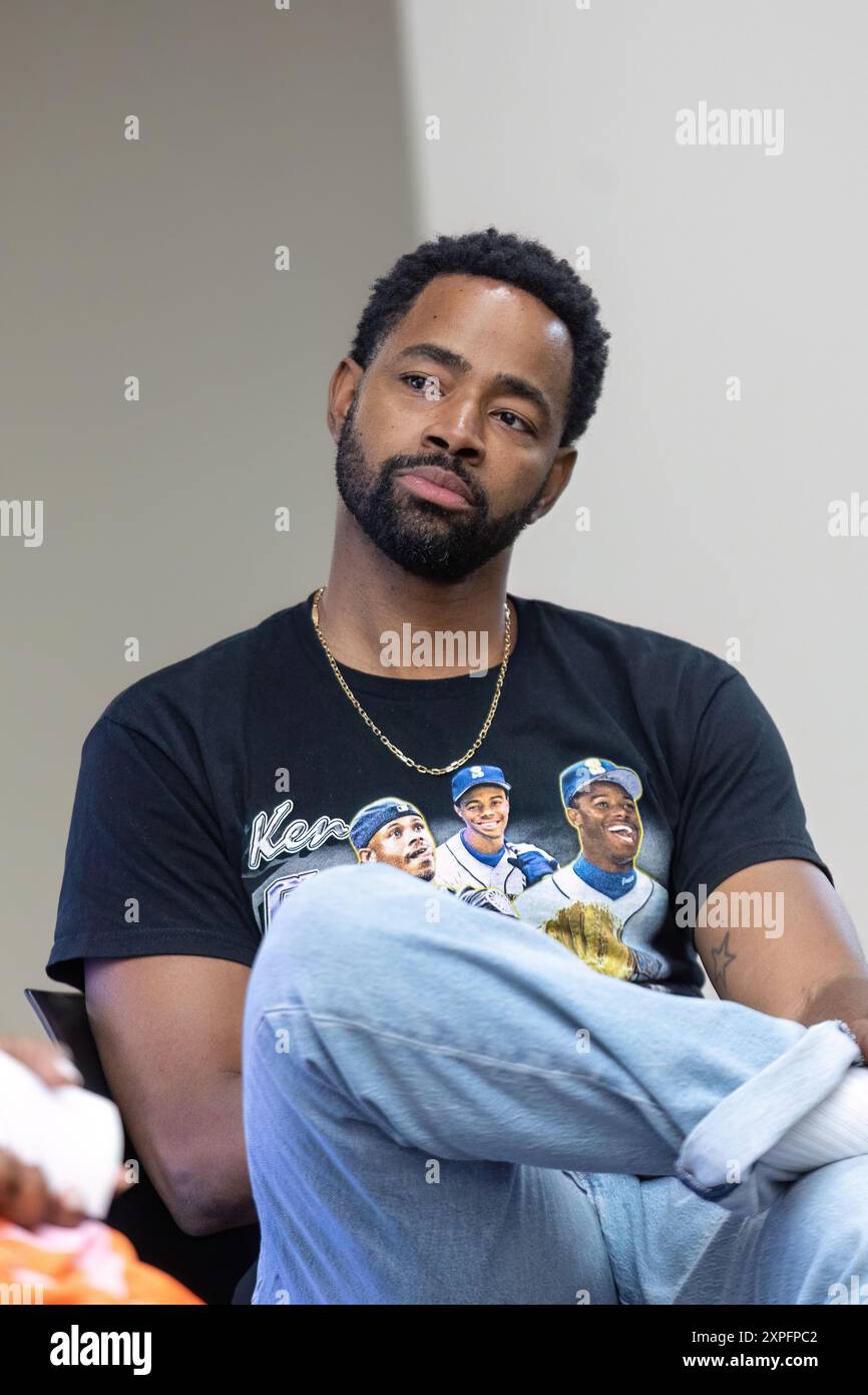 Tulsa, Stati Uniti. 5 agosto 2024. Crissle West modera il nuovo libro di Jay Ellis 'tutti avevano un amico immaginario (o solo io)? Adventures in Boyhood' durante il One Man Show di Jay Ellis alla Booker T. Washington High School di Tulsa, Oklahoma, il 5 agosto 2024. (Foto di Jay Wiggins/Sipa USA) credito: SIPA USA/Alamy Live News Foto Stock