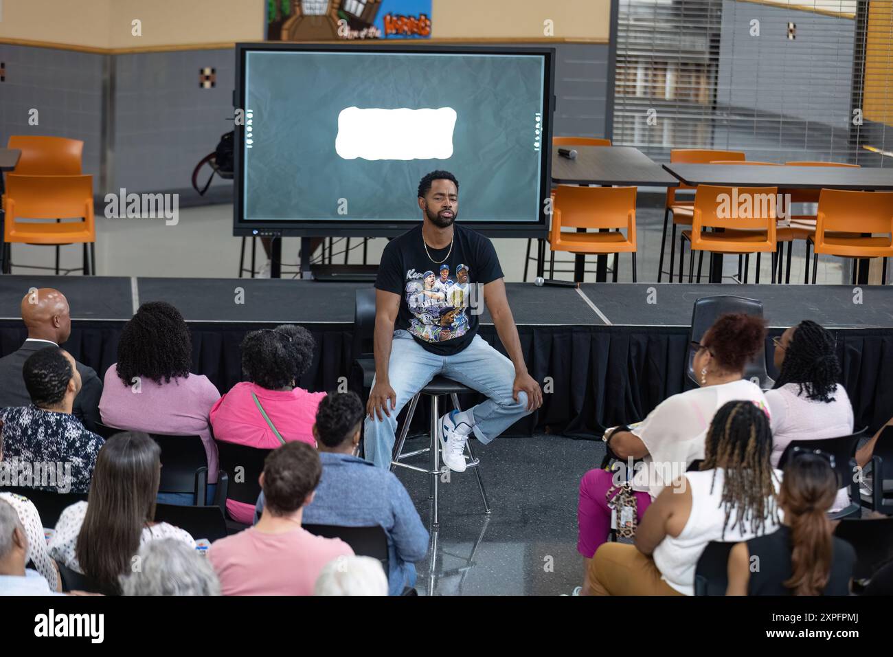 Tulsa, Stati Uniti. 5 agosto 2024. Crissle West modera il nuovo libro di Jay Ellis 'tutti avevano un amico immaginario (o solo io)? Adventures in Boyhood' durante il One Man Show di Jay Ellis alla Booker T. Washington High School di Tulsa, Oklahoma, il 5 agosto 2024. (Foto di Jay Wiggins/Sipa USA) credito: SIPA USA/Alamy Live News Foto Stock