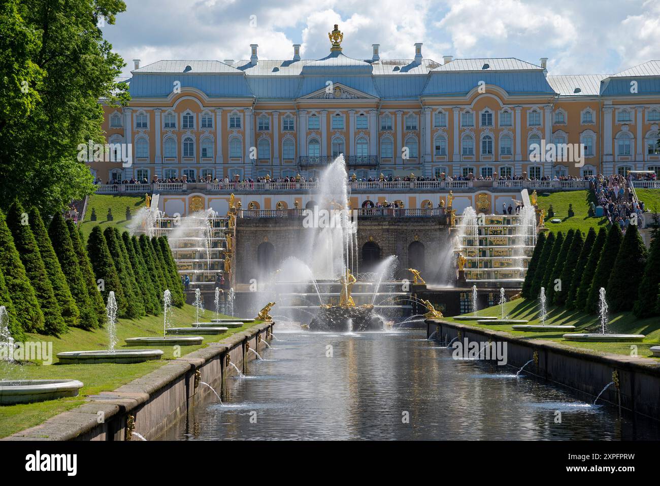 PETERHOF, RUSSIA - 13 GIUGNO 2024: Il Gran Palazzo e la Fontana di Sansone. Palazzo di Peterhof e complesso del parco, Russia Foto Stock