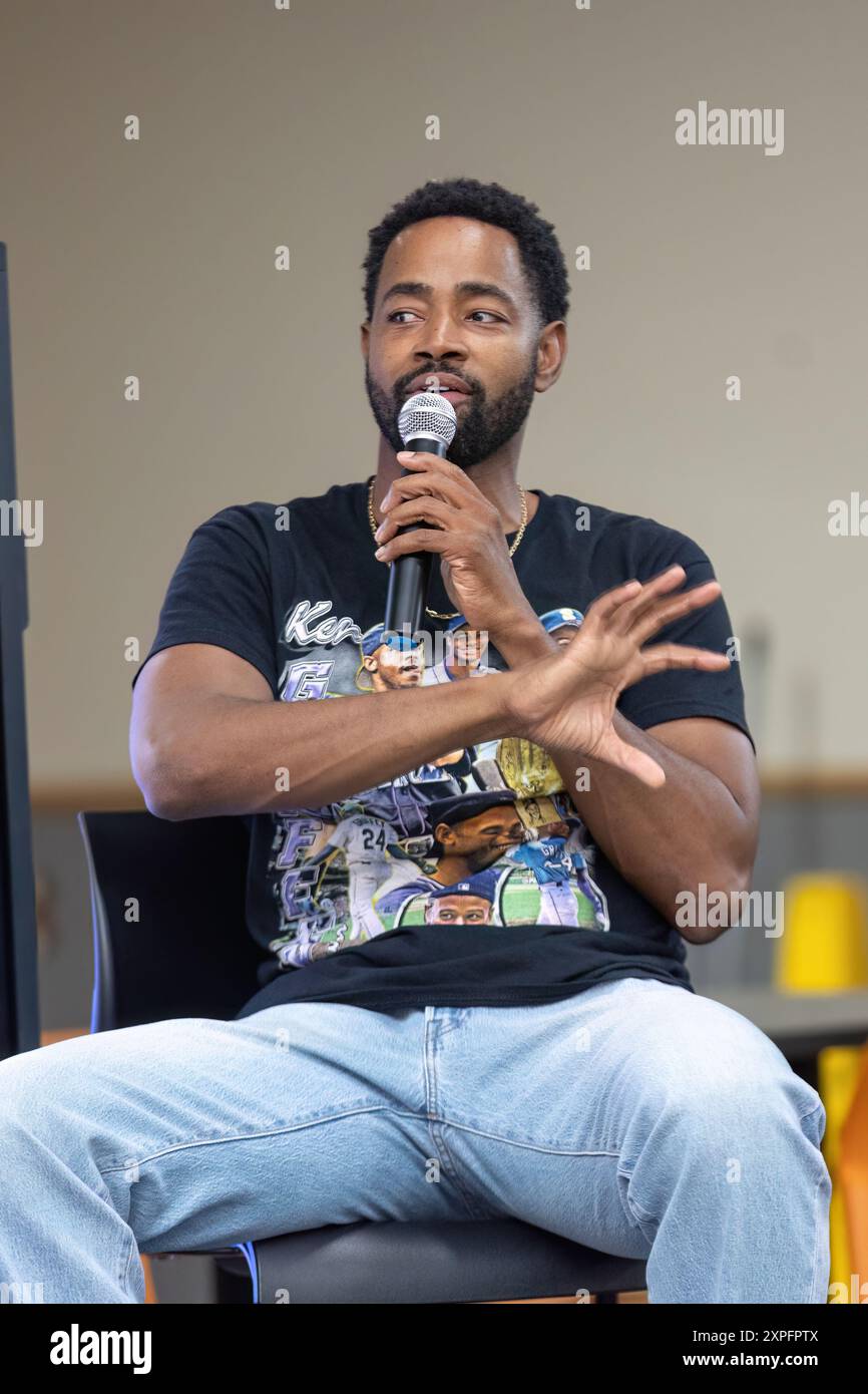 Tulsa, Stati Uniti. 5 agosto 2024. Crissle West modera il nuovo libro di Jay Ellis 'tutti avevano un amico immaginario (o solo io)? Adventures in Boyhood' durante il One Man Show di Jay Ellis alla Booker T. Washington High School di Tulsa, Oklahoma, il 5 agosto 2024. (Foto di Jay Wiggins/Sipa USA) credito: SIPA USA/Alamy Live News Foto Stock