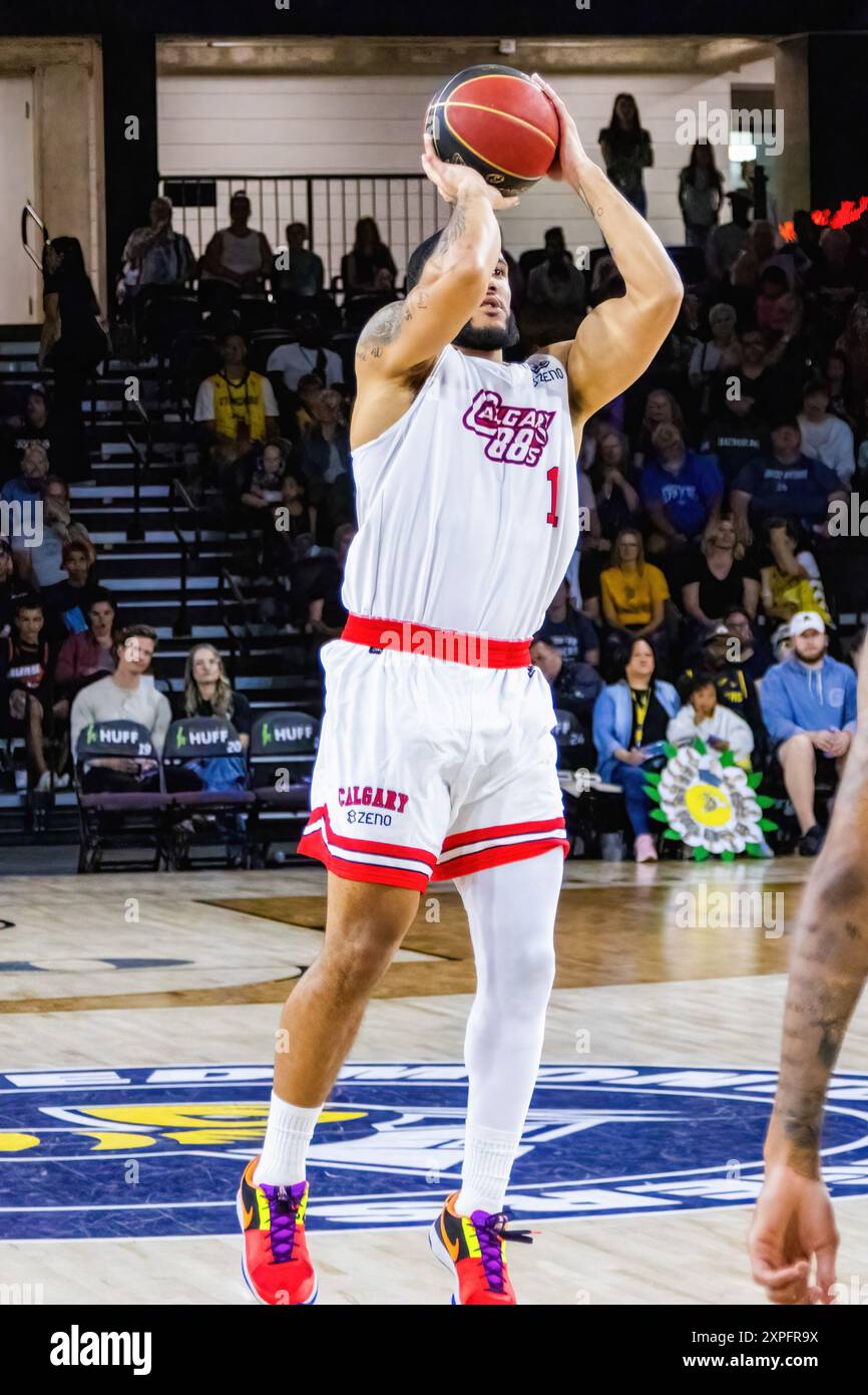 Edmonton, Canada. 4 agosto 2024. Malcolm Duvivier di Calgary spara 3 punti nella semifinale della Western Division nel 2024 CEBL tra Calgary Surge e Edmonton Stingers. Calgary Surge (11-9) 78:69 Edmonton Stingers (13-7) (foto di Ron Palmer/SOPA Images/Sipa USA) crediti: SIPA USA/Alamy Live News Foto Stock