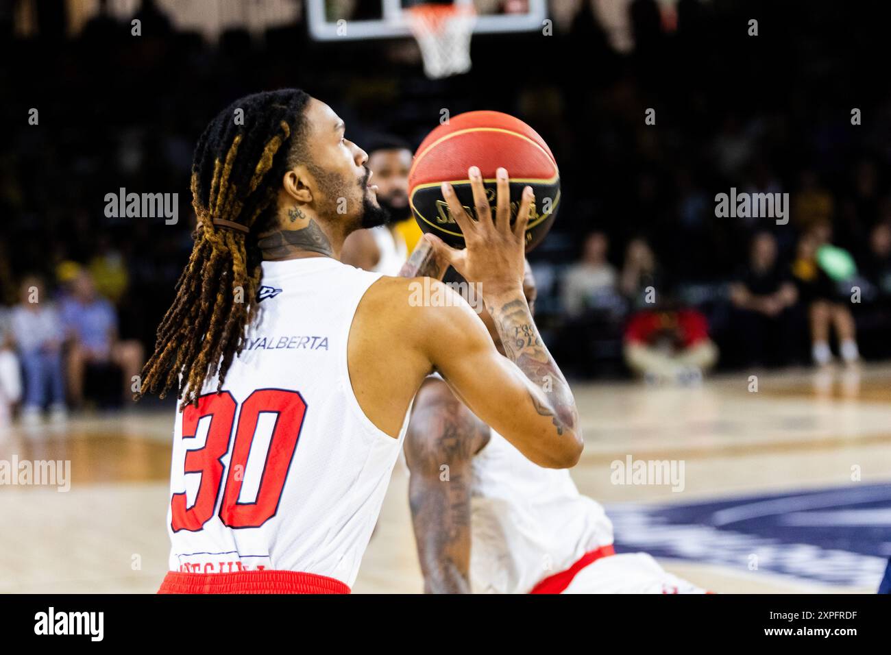 Edmonton, Canada. 4 agosto 2024. Calgary Surge Trhae Mitchell spara per 3 punti durante la semifinale della Western Division nel 2024 contro la Calgary Surge. Calgary Surge (11-9) 78:69 Edmonton Stingers (13-7) (foto di Ron Palmer/SOPA Images/Sipa USA) crediti: SIPA USA/Alamy Live News Foto Stock