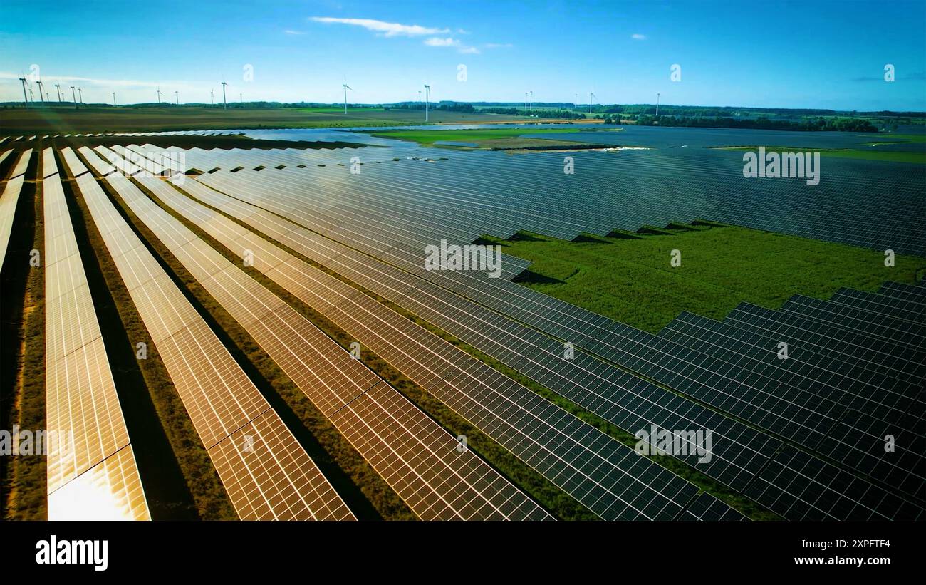 Pannelli solari nella vista aerea pannello solare, fotovoltaico, fonte di energia elettrica alternativa - concetto di risorse sostenibili Foto Stock