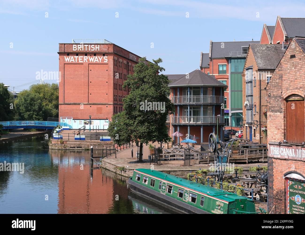 Barca lungo il canale ormeggiata nel centro di Nottingham Foto Stock