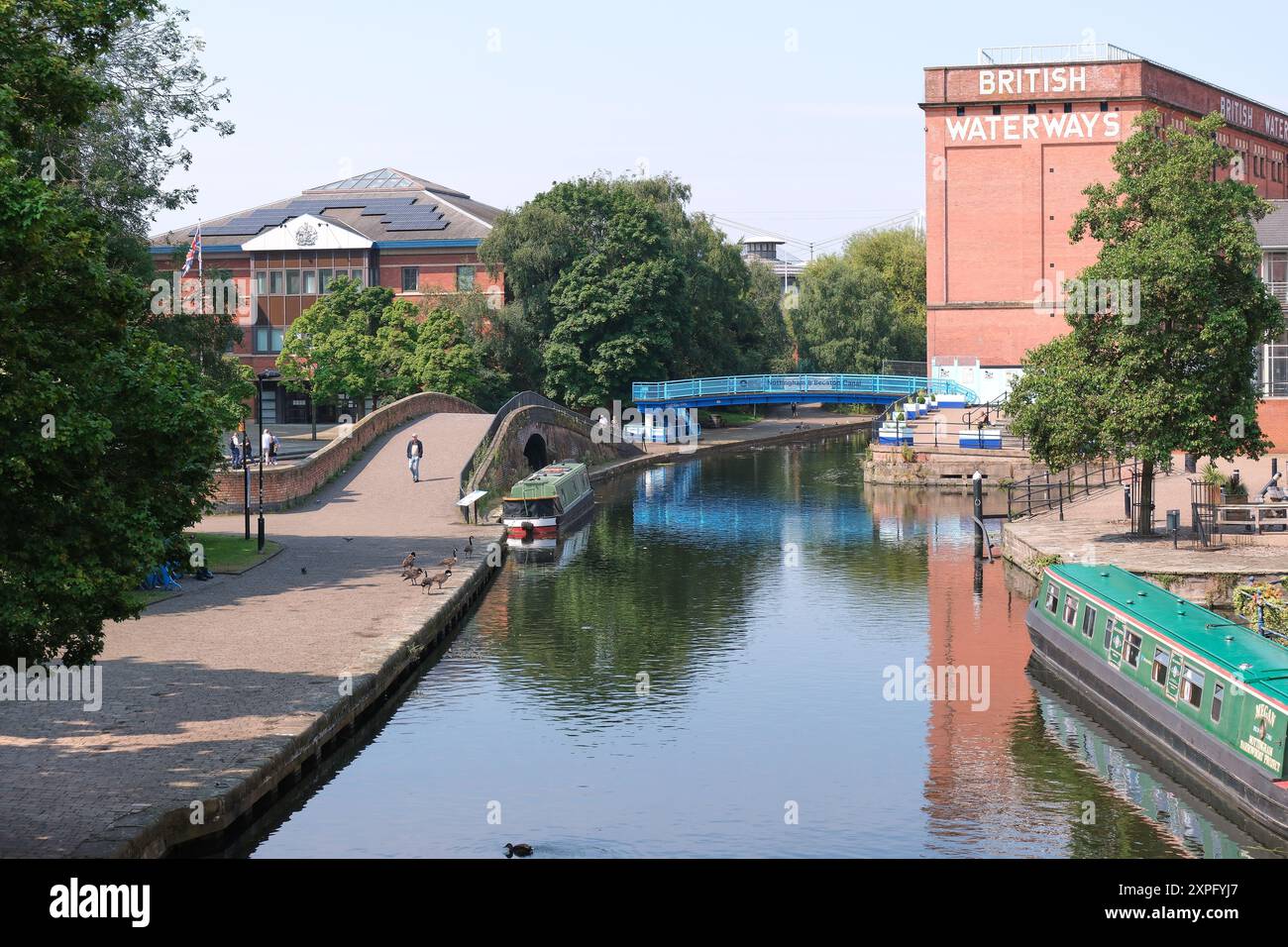 Barca lungo il canale ormeggiata nel centro di Nottingham Foto Stock