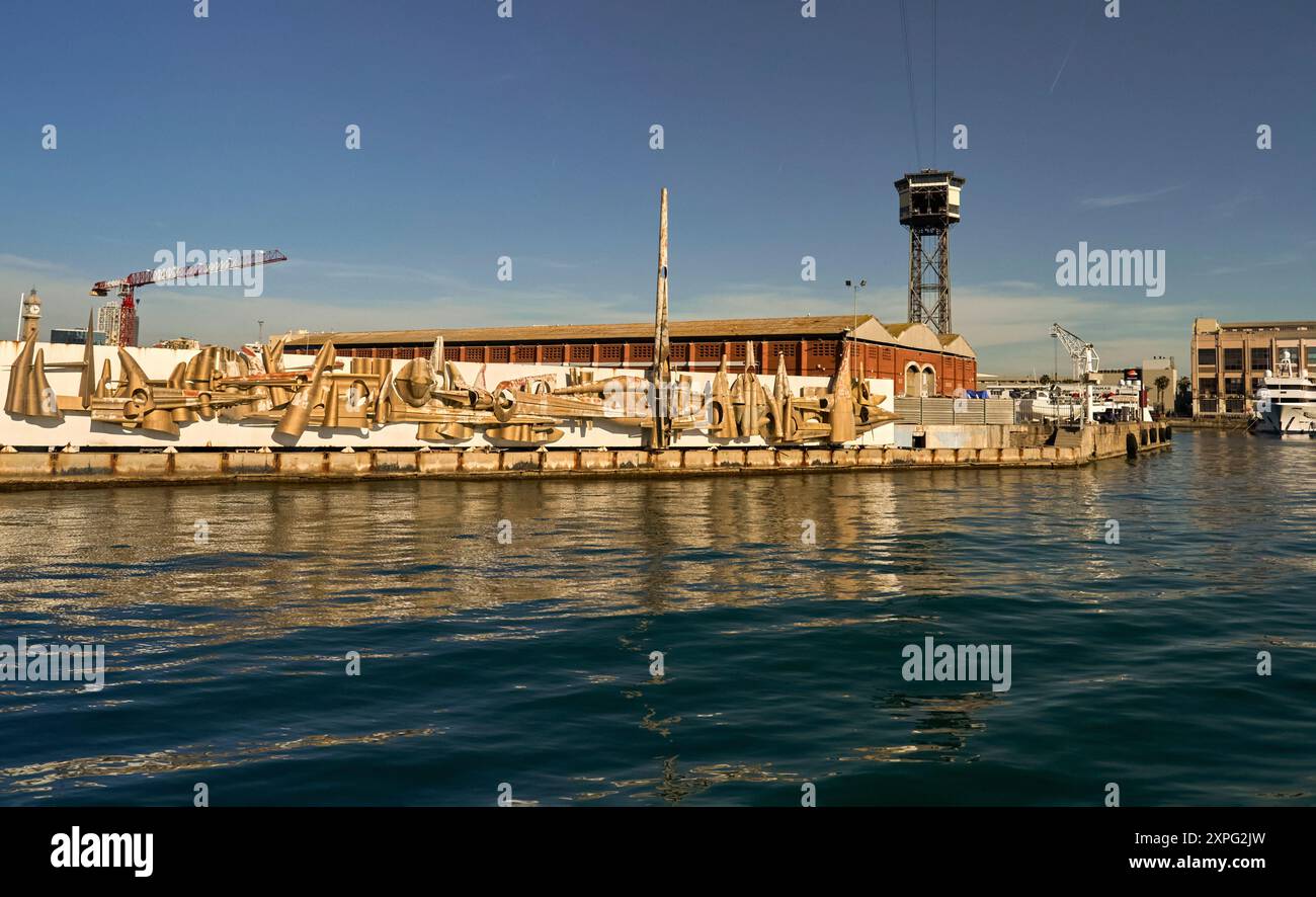 Sulla banchina di pesca al porto di Barcellona in una giornata di sole Foto Stock