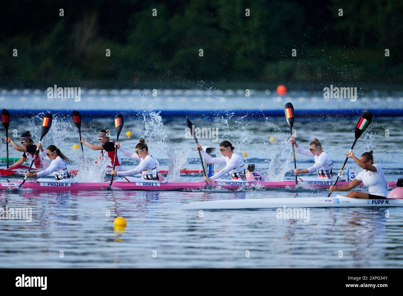 Germany's Sarah Bruessler, Jule Marie Hake, Pauline Jagsch and Paulina Paszek compete in the women's kayak four 500-meter heats at the 2024 Summer Olympics, Tuesday, Aug. 6, 2024, in Vaires-sur-Marne, France. (AP Photo/Lindsey Wasson) Foto Stock