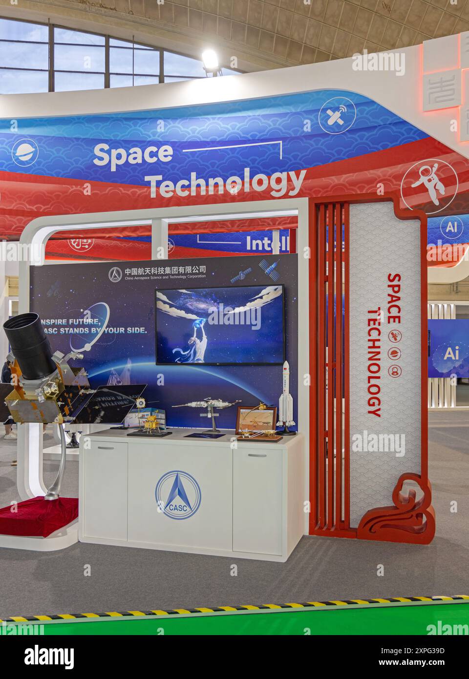 Belgrado, Serbia - 21 maggio 2024: China Pavilion Space Technology CASC satellite Rocket Model alla Fiera Internazionale delle tecniche e dell'Achieveme tecnico Foto Stock