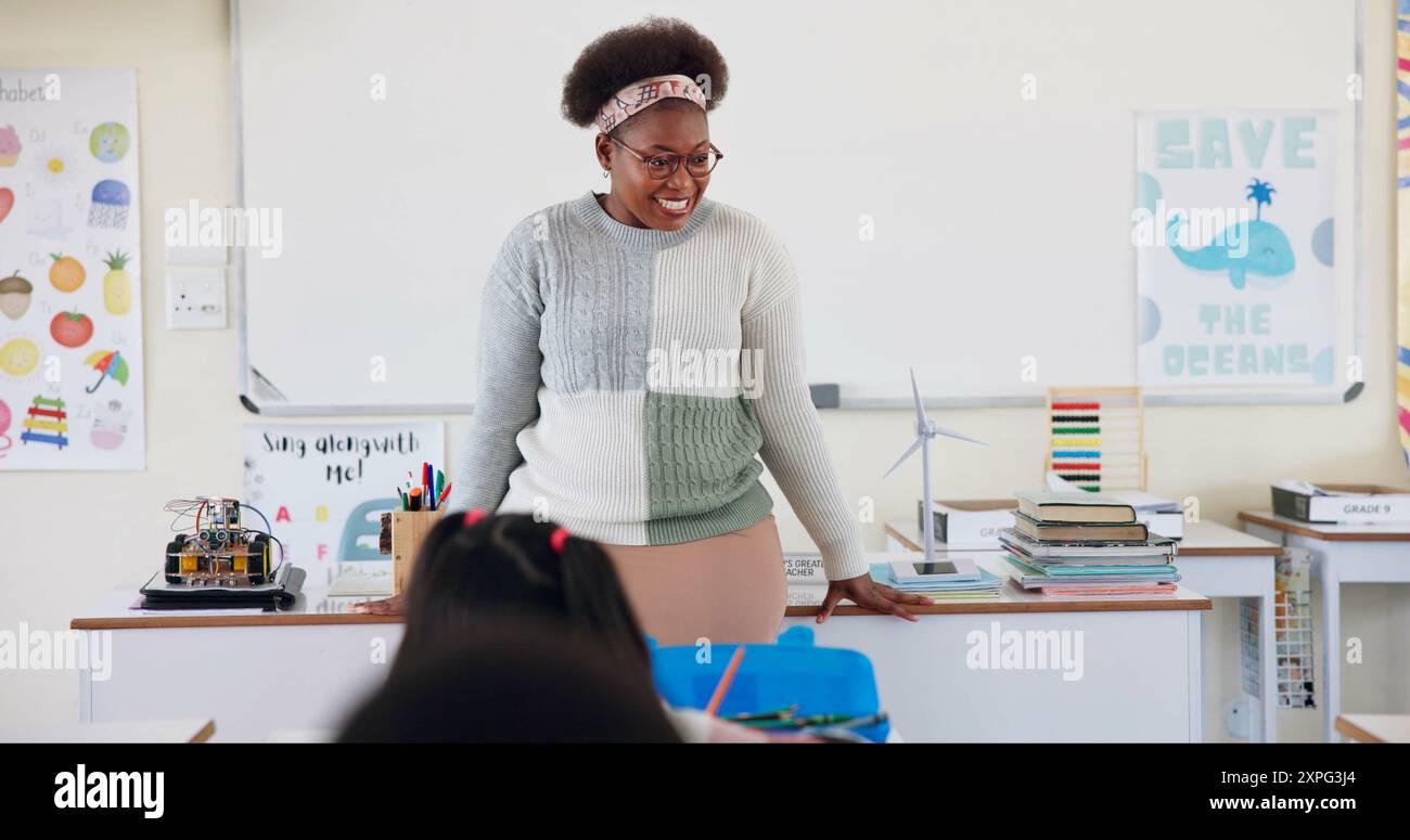 Insegnante, donna nera e sorriso in classe per l'apprendimento, l'istruzione e lo sviluppo degli alunni. Persona femminile, felice e consapevolezza del cambiamento climatico per Foto Stock