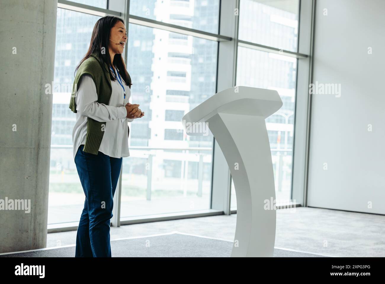 Relatrice donna che tiene una presentazione durante un seminario aziendale, concentrandosi sulla leadership e sulla formazione in una moderna sala conferenze. Foto Stock