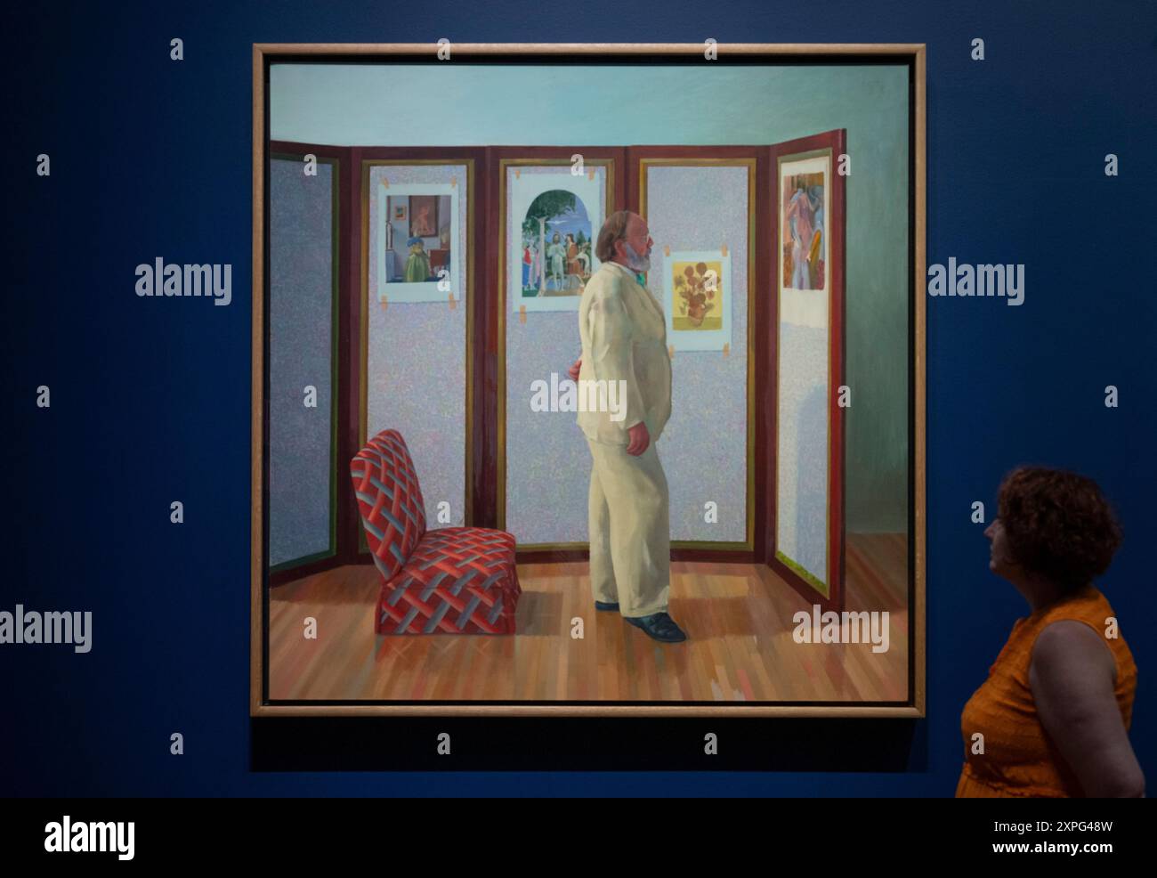 National Gallery, Londra, Regno Unito. 6 agosto 2024. Due capolavori di David Hockney (n 1937) che presentano riproduzioni di il Battesimo di Cristo di Piero della Francesca (circa 1437-45) sono esposti alla Galleria Nazionale accanto al dipinto rinascimentale originale. Questa mostra esplora l'associazione permanente del pittore figurativo David Hockney con la Galleria Nazionale e l'interesse appassionato per la sua collezione in generale e con il pittore italiano del XV secolo Piero della Francesca (1415/20-1492) in particolare. Immagine: David Hockney, Looking at Pictures on a Screen, 1977. Olio su lattina Foto Stock