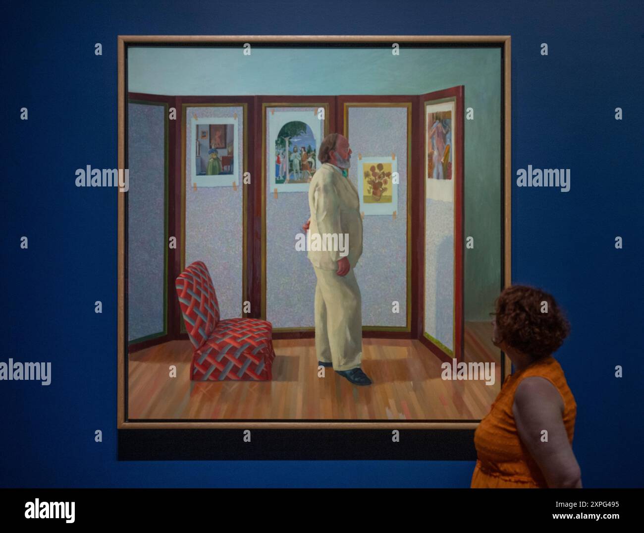 National Gallery, Londra, Regno Unito. 6 agosto 2024. Due capolavori di David Hockney (n 1937) che presentano riproduzioni di il Battesimo di Cristo di Piero della Francesca (circa 1437-45) sono esposti alla Galleria Nazionale accanto al dipinto rinascimentale originale. Questa mostra esplora l'associazione permanente del pittore figurativo David Hockney con la Galleria Nazionale e l'interesse appassionato per la sua collezione in generale e con il pittore italiano del XV secolo Piero della Francesca (1415/20-1492) in particolare. Immagine: David Hockney, Looking at Pictures on a Screen, 1977. Olio su lattina Foto Stock