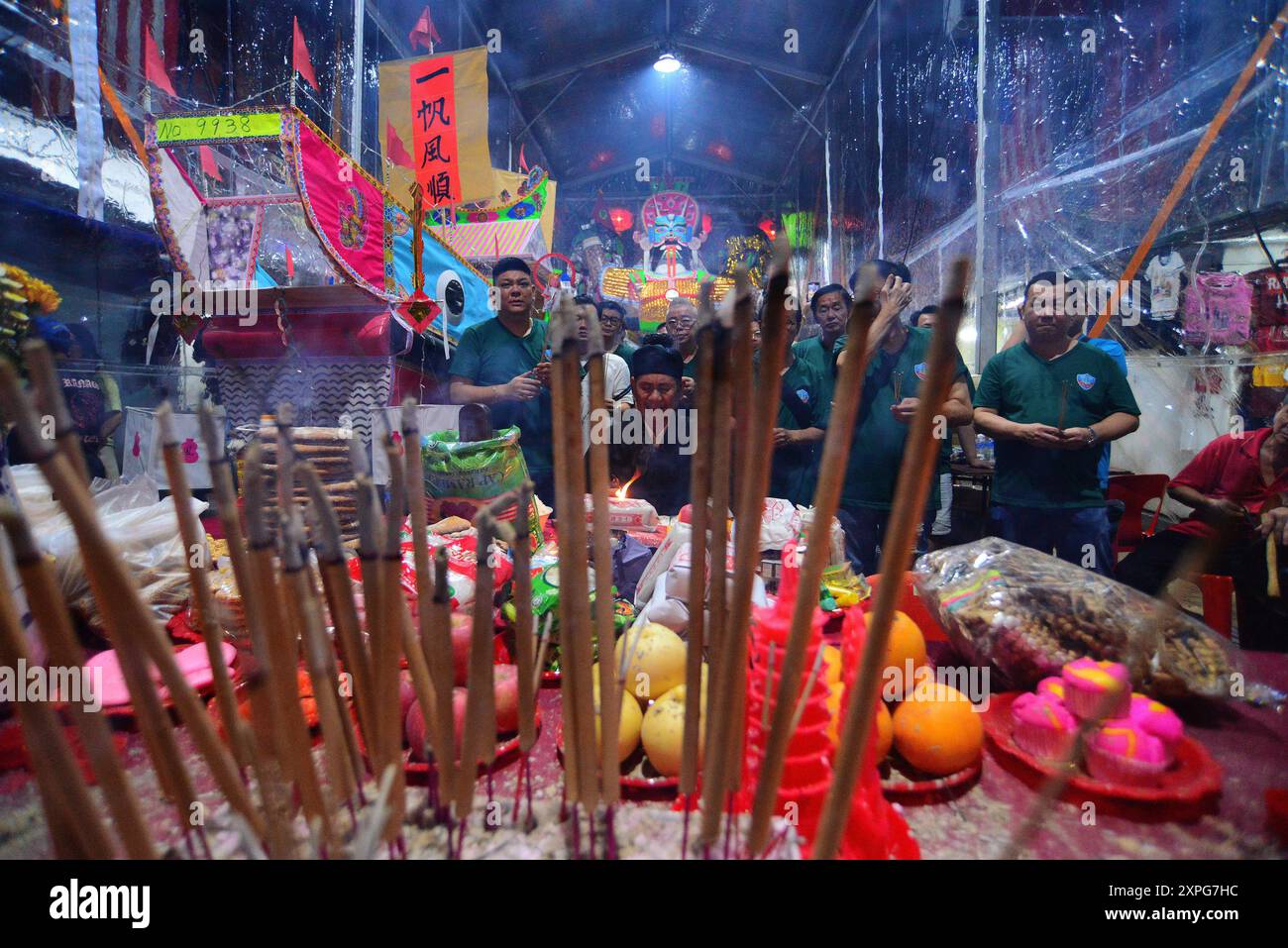 Hungry Ghost MALAYSIA KUALA LUMPUR 6/8/2024 il Festival Hungry Ghost in Malesia si chiama Ullambana o YuLanPen . Si svolge nel settimo mese del calendario lunare, con offerte bruciate che includono spettacoli dal vivo di strada una vista comune in tutto il paese. La cerimonia d'offerta includeva il culto degli antenati, donare cibo, bruciare soldi di carta dell'inferno e rendere omaggio agli spiriti ancestrali.H.BERBAR Foto Stock