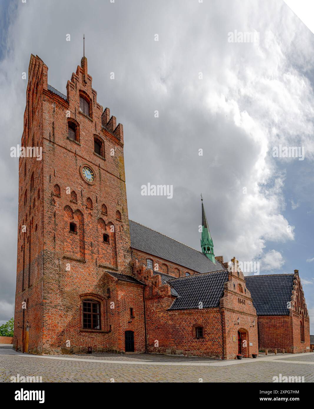 La chiesa gotica in mattoni rossi a Middelfart, Danimarca, 12 giugno 2024 Foto Stock