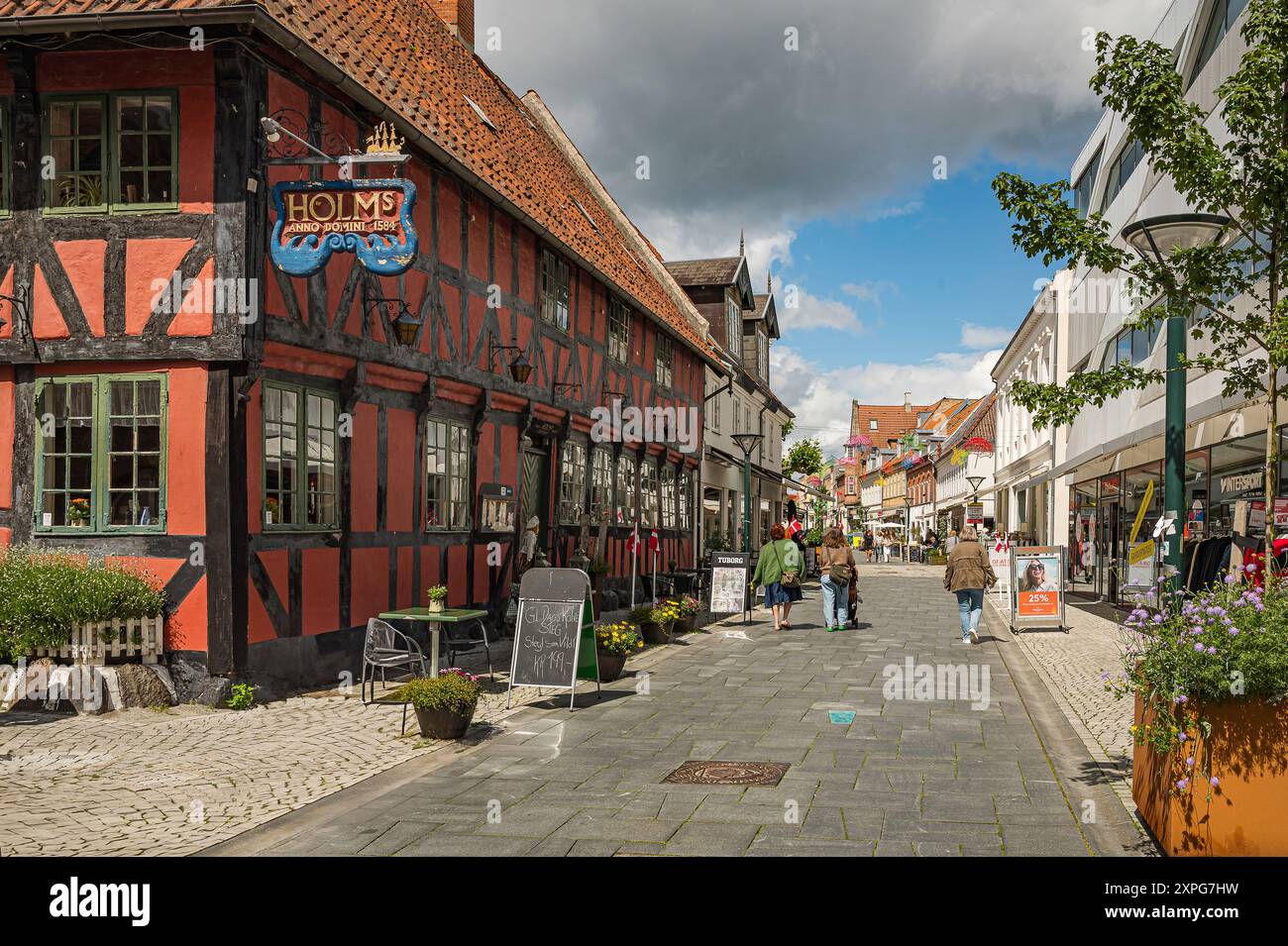 Il ristorante Holms del 1584 è una vecchia casa con travi in legno sulla strada pedonale di Middelfart, Danimarca, 12 giugno 2024 Foto Stock