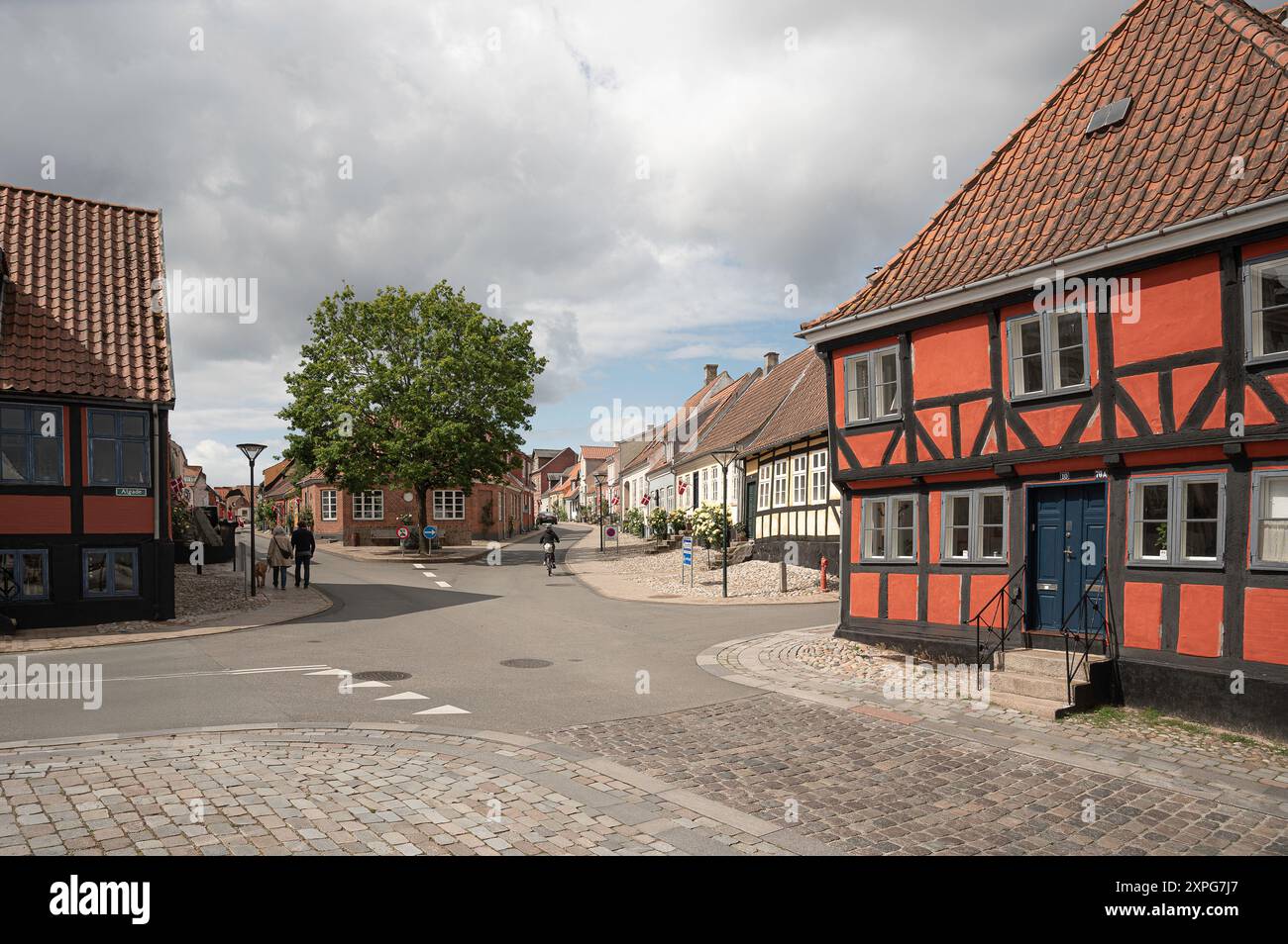 Una vecchia casa rossa e mezza in legno a Middelfart, Danimarca, 12 giugno 2024 Foto Stock