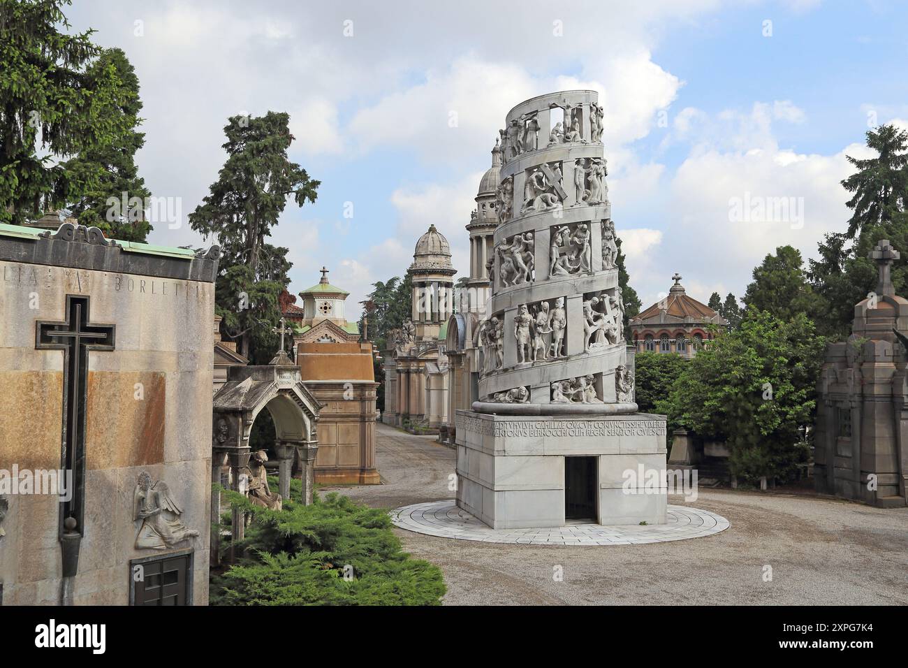 MILANO, ITALIA - 17 MAGGIO 2018: Questa è una delle inconsuete cripte del Cimitero Monumentale, considerato una delle più ricche lapidi e monumenti Foto Stock