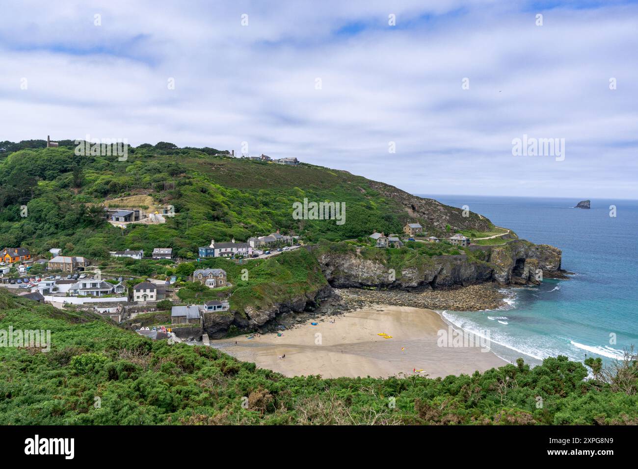 Trevaunance Cove, sotto il villaggio di St Agnes (tra cui Bawden Rocks (o "l'uomo e il suo uomo"), da Cross Combe sopra Trevellas Porth, Cornovaglia, Regno Unito Foto Stock