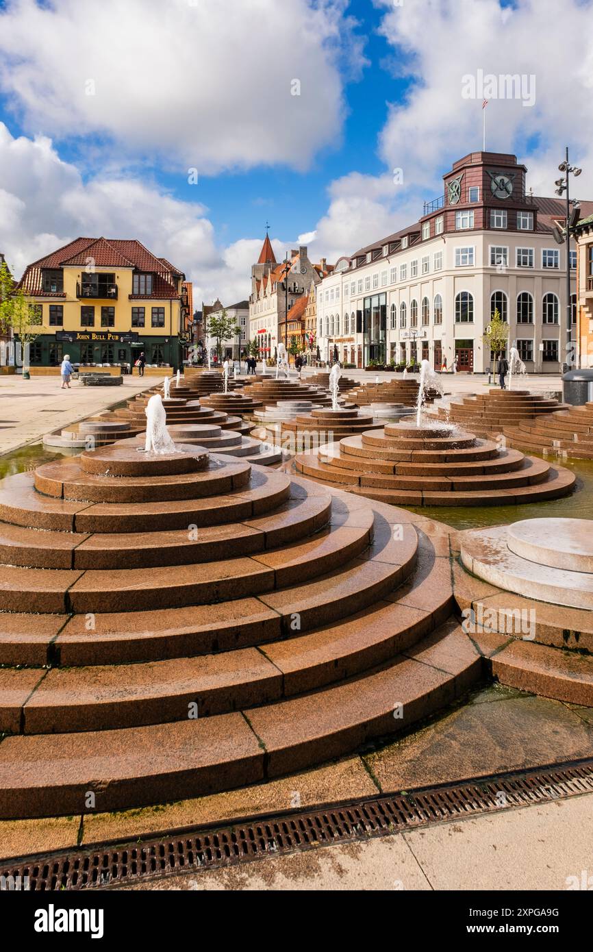 Fontane di Toldbod Plads, Aalborg, Jutland, Danimarca, Scandinavia, Europa Foto Stock