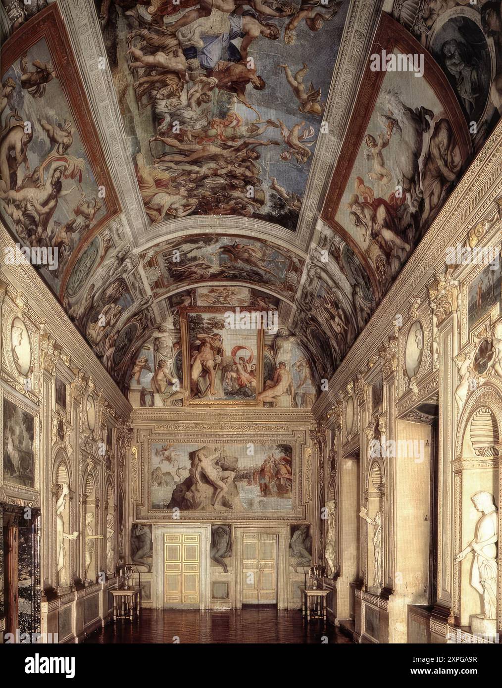 CARRACCI, Annibale (1560, Bologna, d. 1609, Roma) la Galleria Farnese 1597-1602 affresco Palazzo Farnese, Roma nel 1597 il cardinale Odoardo Farnese commissionò il grande capolavoro di Annibale Carracci, il soffitto della Galleria Farnese a Palazzo Farnese, la decorazione a soffitto più splendida e influente di Roma da quella della Cappella Sistina. Il fratello di Annibale Agostino lo assistette in almeno due delle scene fino a quando non litigarono e Agostino lasciò Roma. In contrasto con la precedente interpretazione che li vedeva come un'allegoria neoplatonica della vittoria dell'amore Celeste su fisica Foto Stock