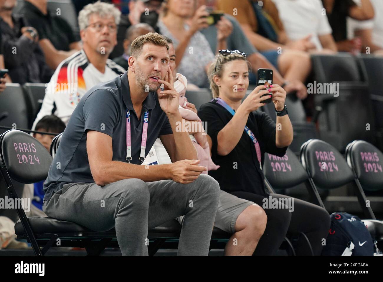 Parigi, Francia. 6 agosto 2024. Olimpiadi, Parigi 2024, basket, Germania - Grecia, finale, quarti di finale, l'ex star dell'NBA Dirk Nowitzki in tribuna. Crediti: Marcus Brandt/dpa/Alamy Live News Foto Stock