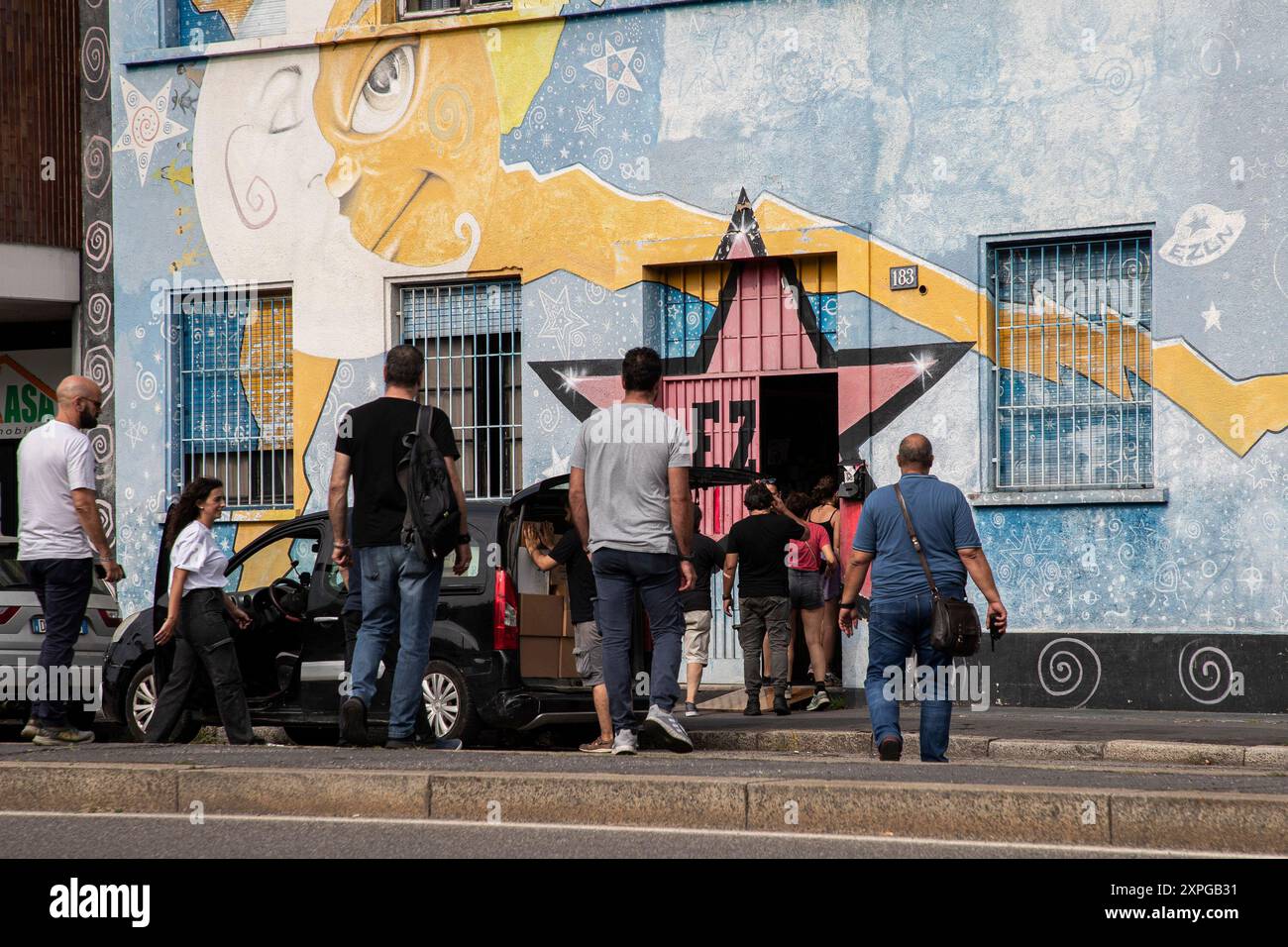 Milano, Italia. 6 agosto 2024. Forze dell'ordine sgomberano la palazzina di viale Sara 183 sede del centro sociale Casa LocaMilano - Italia - Cronaca Marted&#xec;, 06 agosto, 2024 (foto di Marco Ottico/Lapresse) forze dell'ordine sgomberano l'edificio in Viale Sara 183, sede del Centro sociale Casa Loca Milano, Italia - News martedì, 06 agosto 2024 (foto di Marco Ottico/Lapresse) credito: LaPresse/Alamy Live News Foto Stock